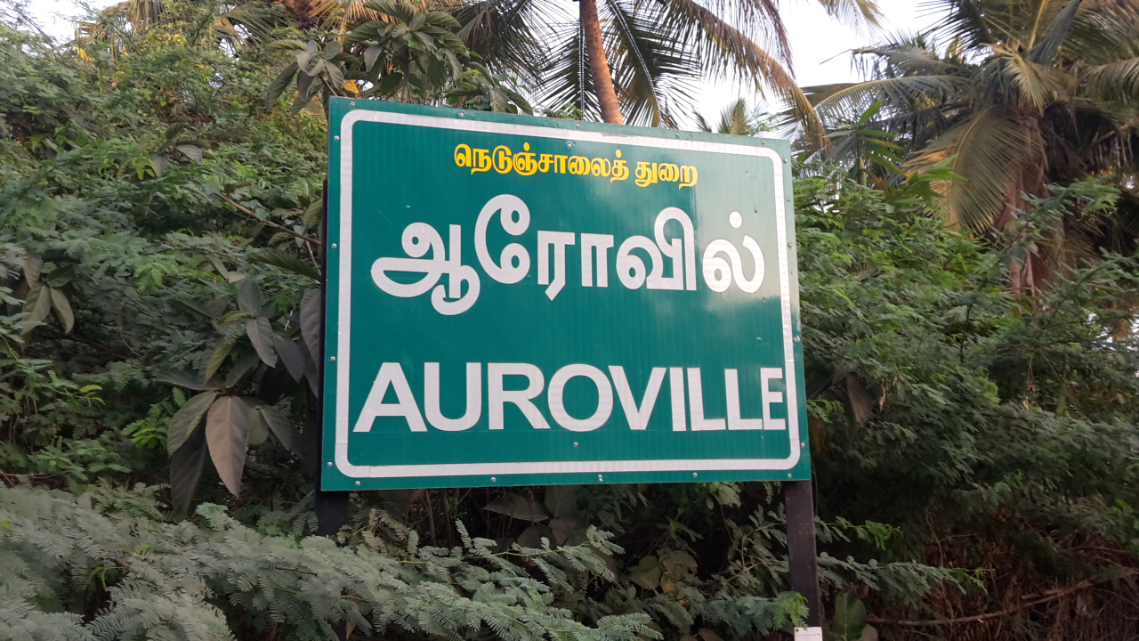 Straßenschild Auroville