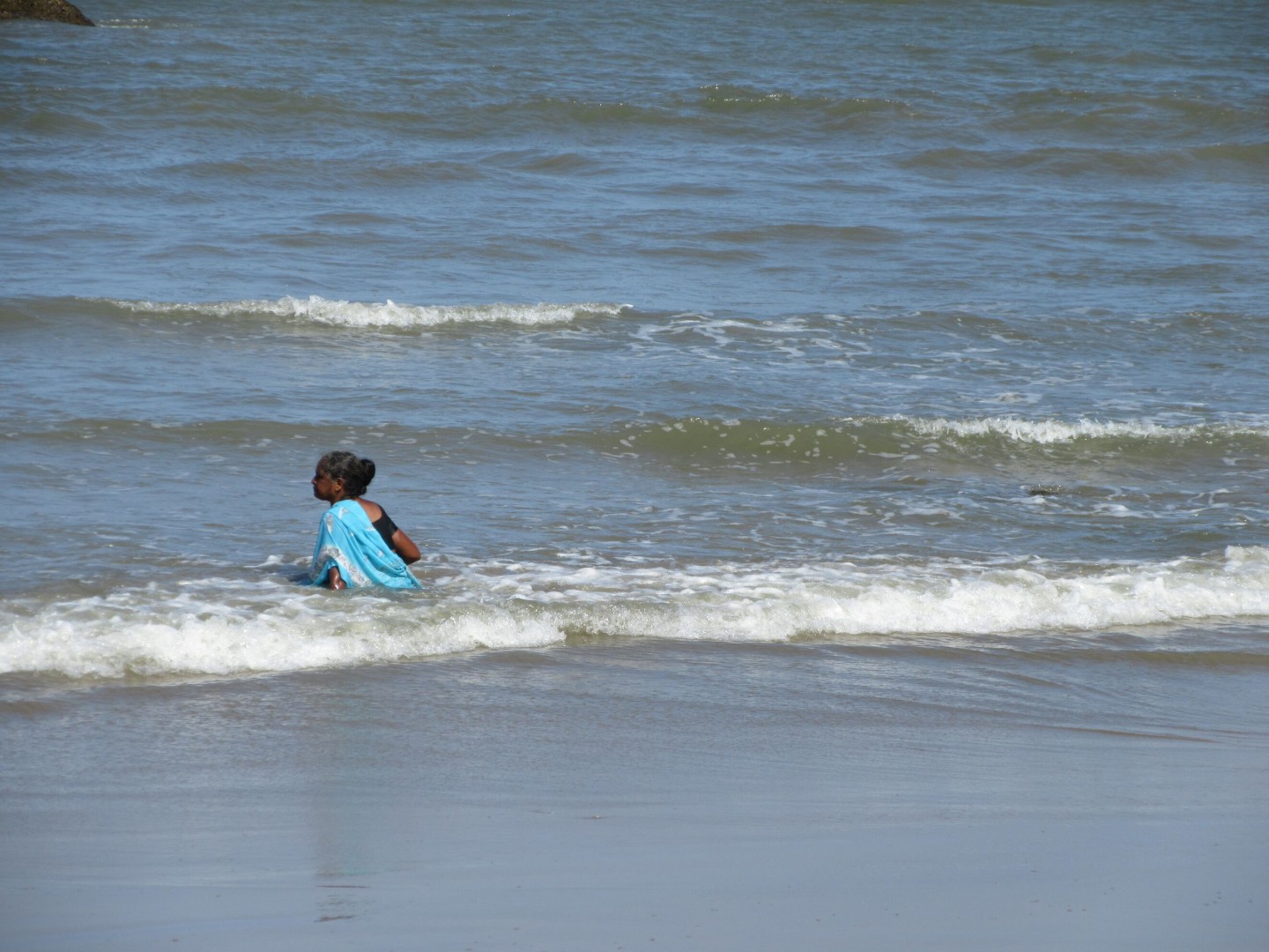 Indische Frauen gehen meist komplett bekleidet ins Meer.