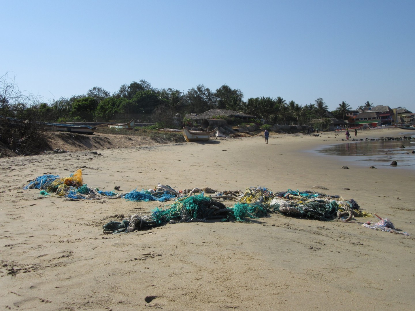 Auch in Mahabs am Strand liegt viel Müll herum.