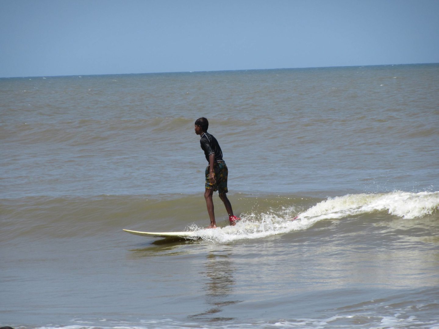 Surfer Kinder Kovalam