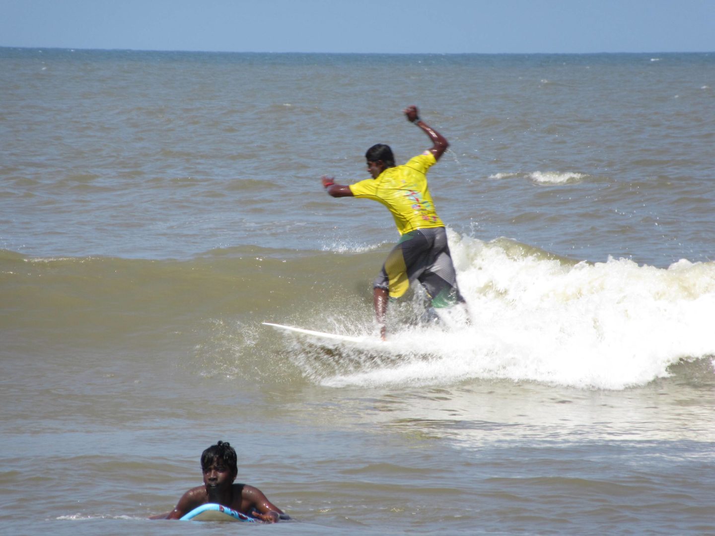 Surfer Kinder Kovalam