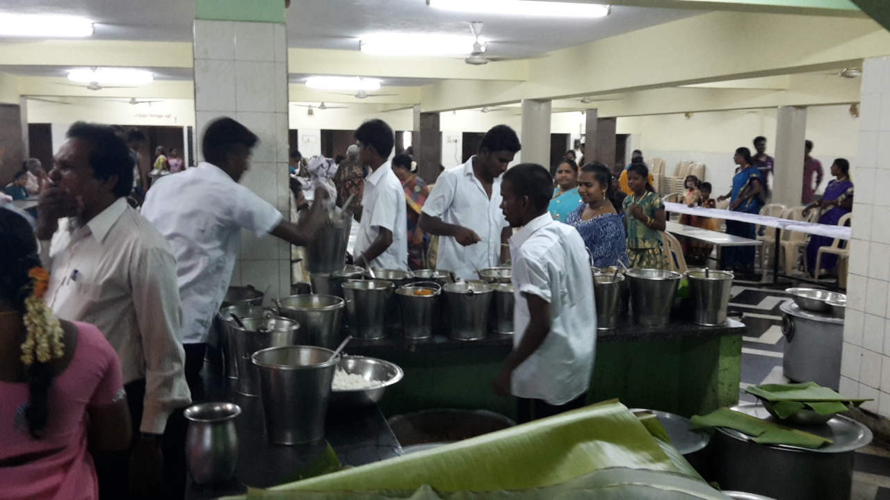 Die Kellner verteilen Reis, Getränke und Biryani