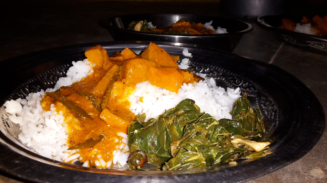 Südindisches Abendessen: Kartoffel-Karotten-Curry, Spinat und natürlich Reis