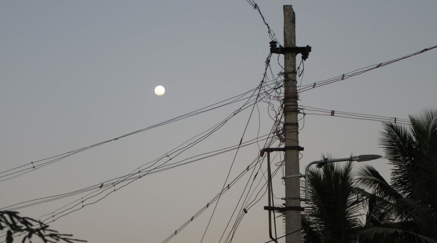 Eine Stromleitung in Indien. Sehr störungsanfällig.