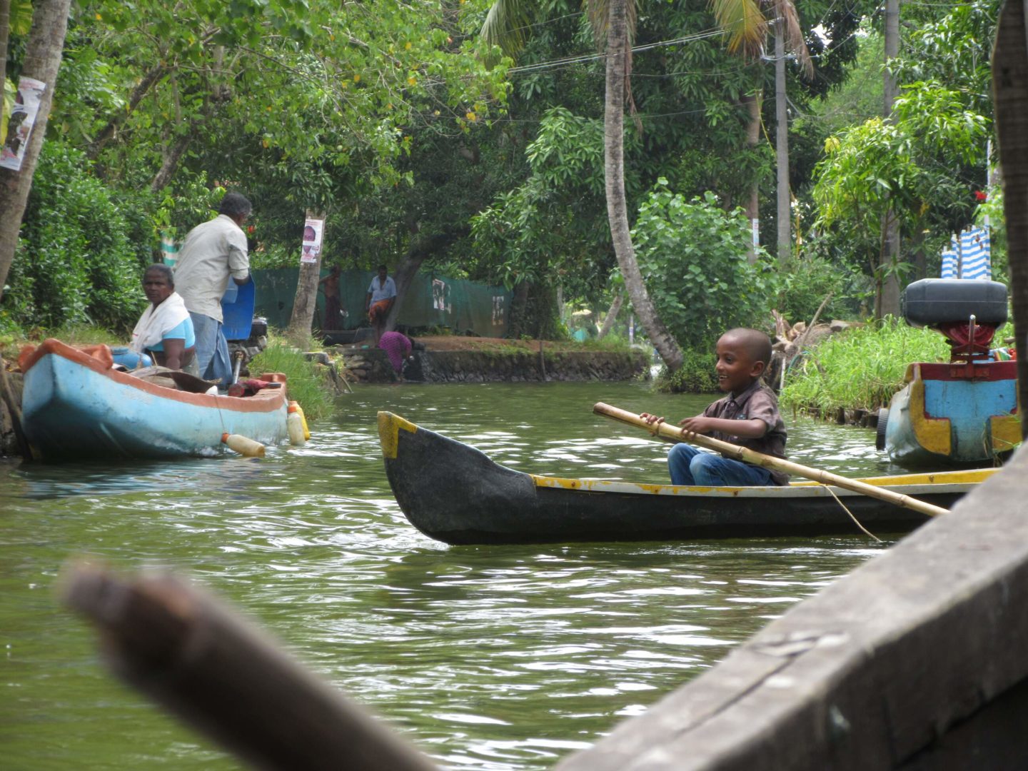 Schon die Jüngsten lernen paddeln, so kommen sie am schnellsten durch die Backwaters.