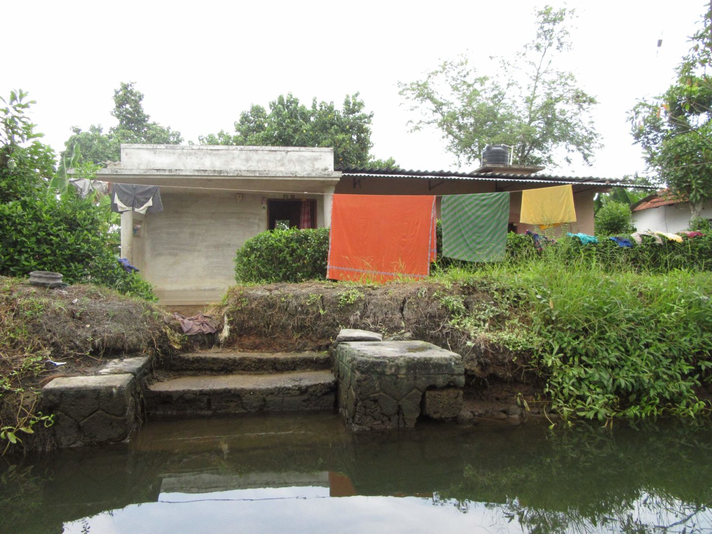 Die Häuser in den Dörfern der Backwaters haben eigene Anlegestellen