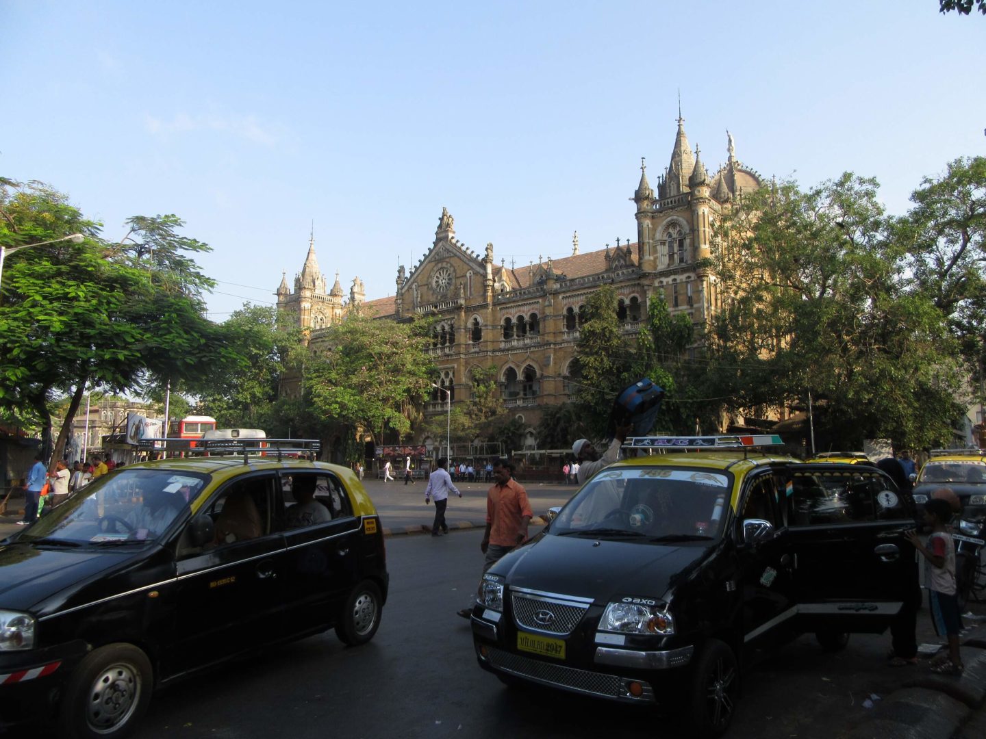 Früher (bis heute bei den Einheimischen) hieß dieser Bahnhof „Victoria Terminus“ - heute Chhatrapati Shivaji Terminus (CST)