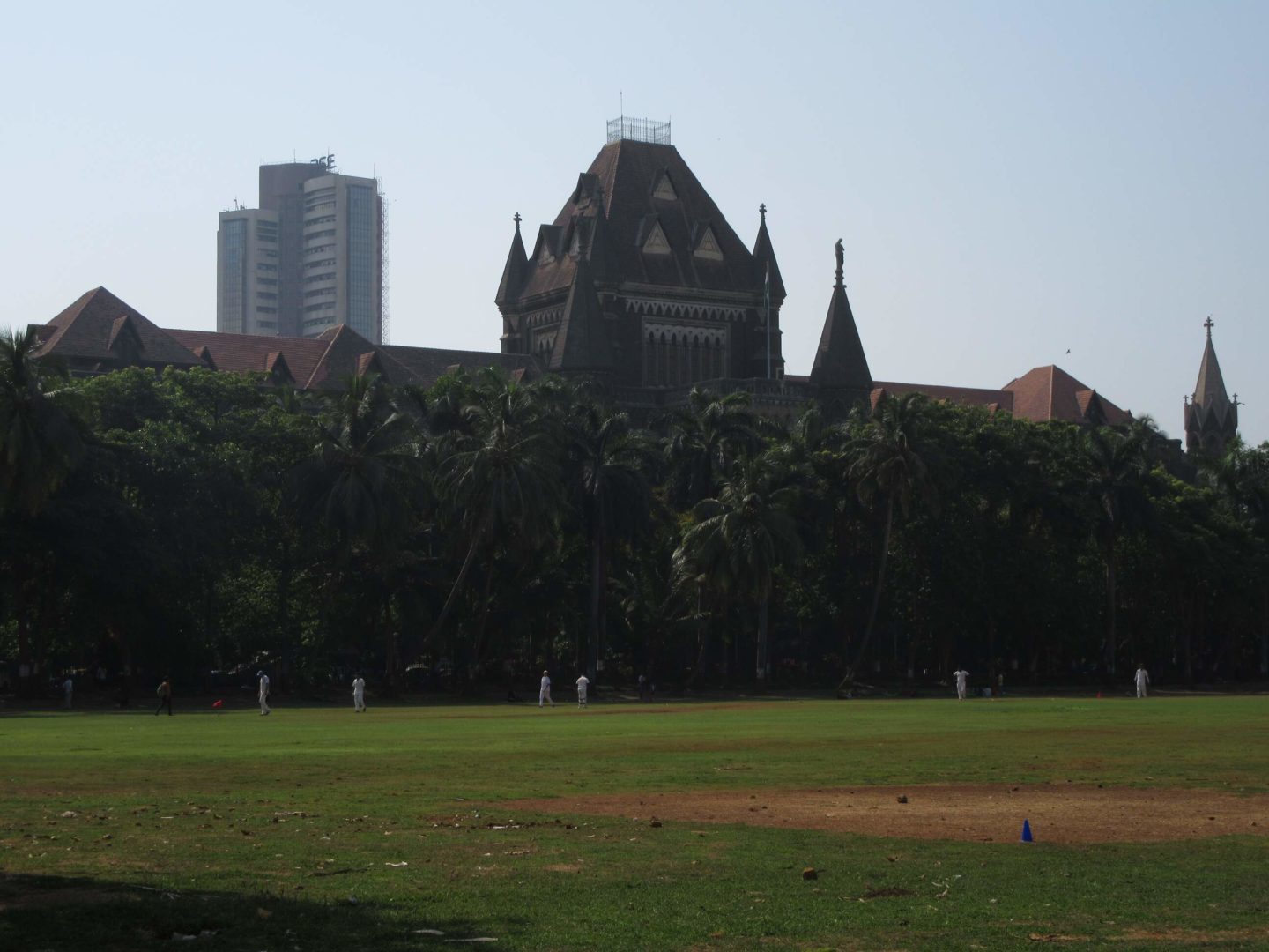 Der High Court von Mumbai, davor sind Spielfelder für Cricket - mitten in der Stadt.