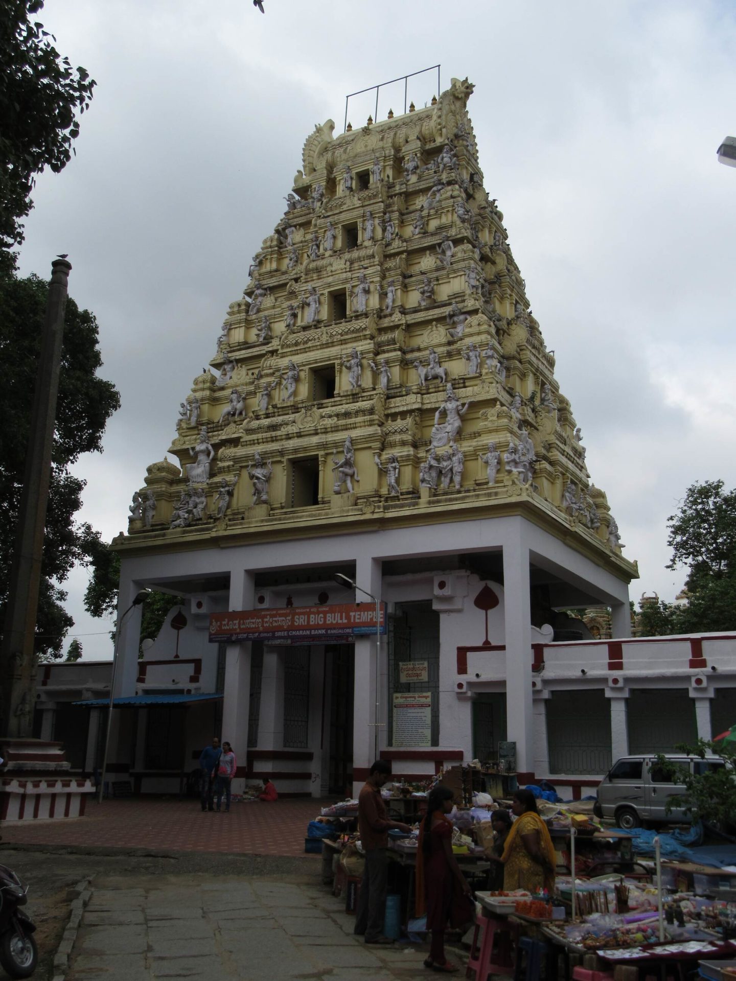 Der „Bull Temple“ in Bangalore. Im Innern erwartet die Besucher eine riesige Bullenstatue, das Reittier des Gottes Shiva.