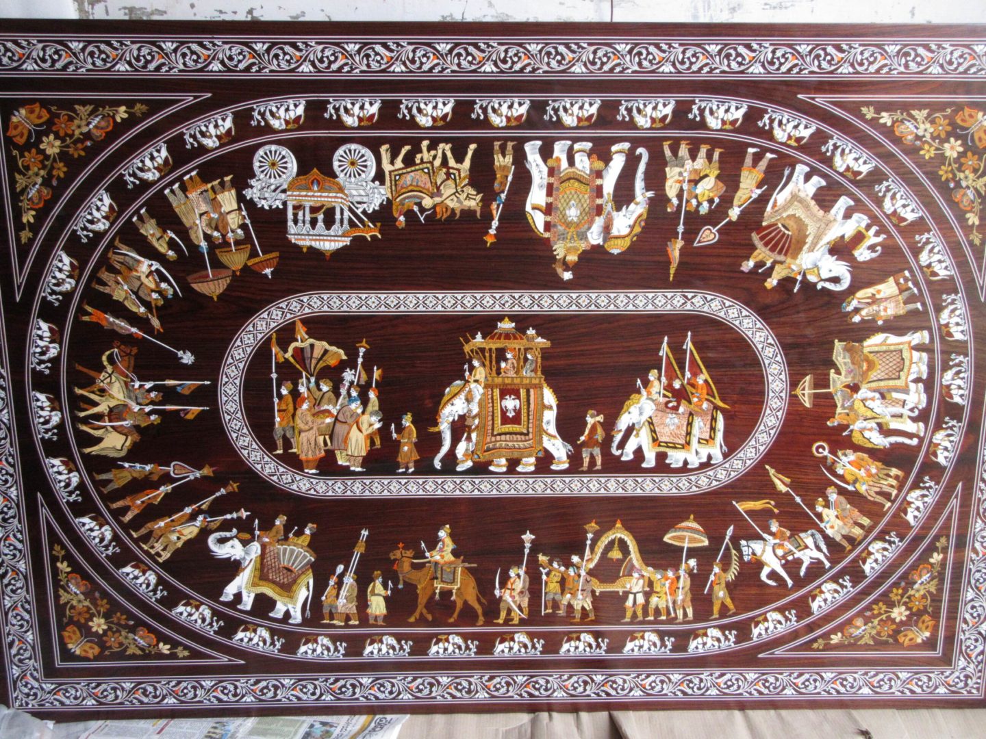 Ein kunstvoller Holztisch aus Mysore