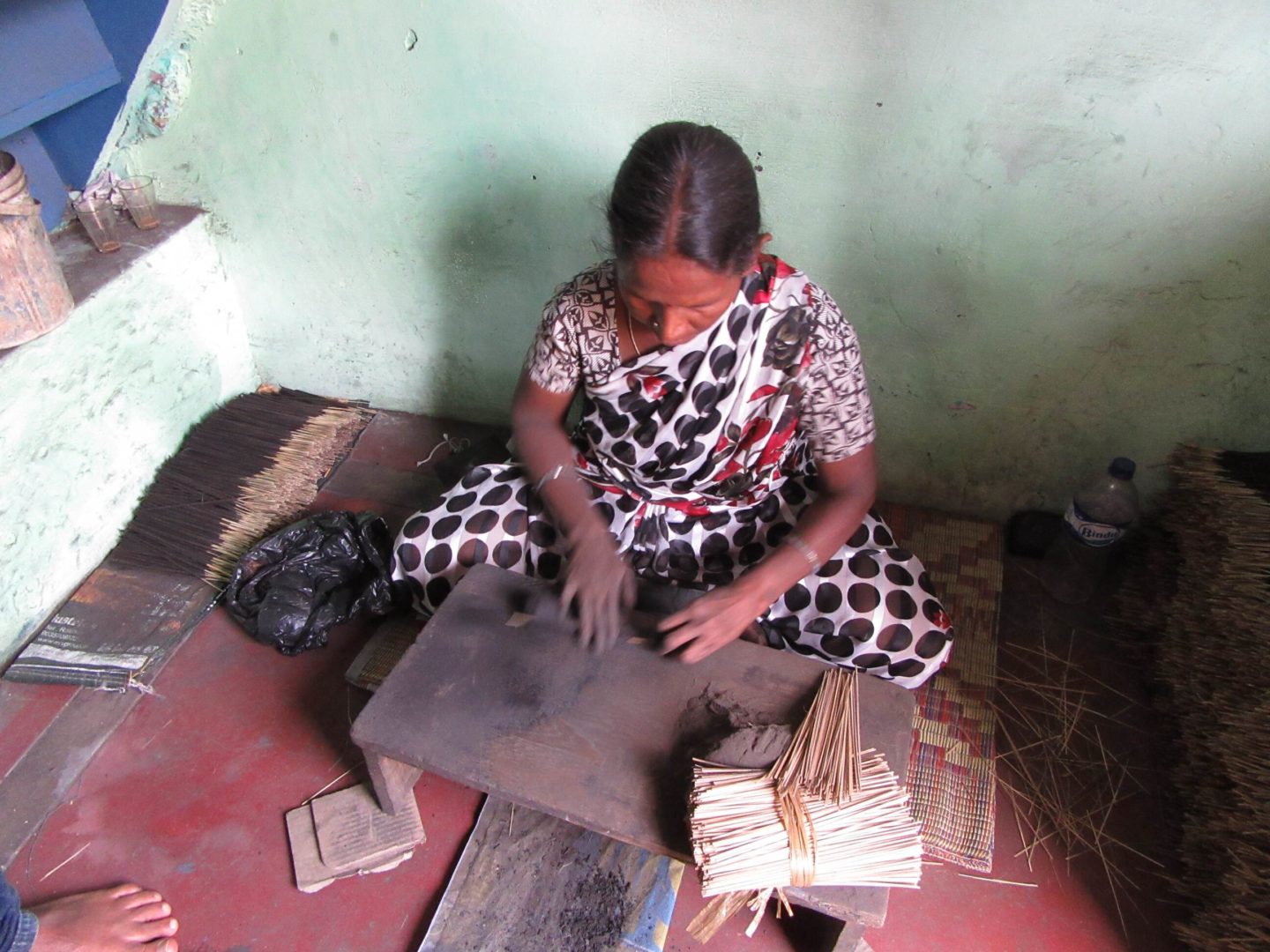 Eine Frau rollt pro Tag etwa 5000 Räucherstäbchen in Mysore.