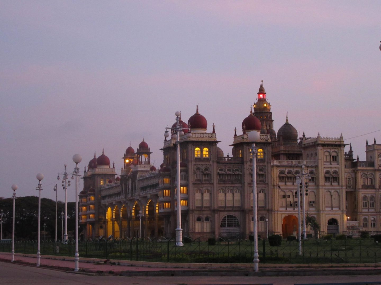 Der Maharaja-Palast in Mysore am Abend. Er wird an Sonn- und Feiertagen mit hundertausenden von Lampen beleuchtet.