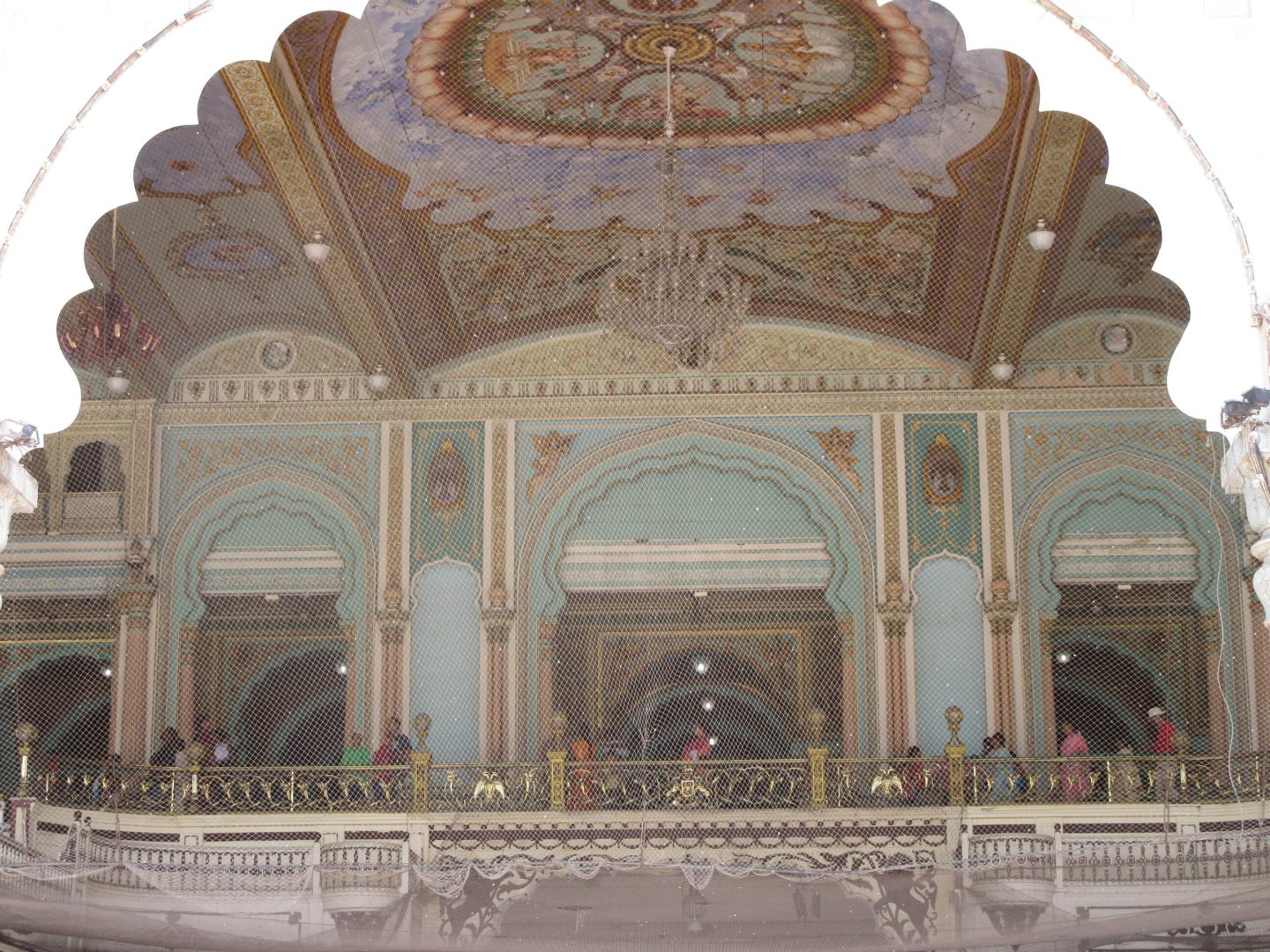 Ein Foto von Außen in eine der großen Audienzhallen des Maharaja-Palast in Mysore