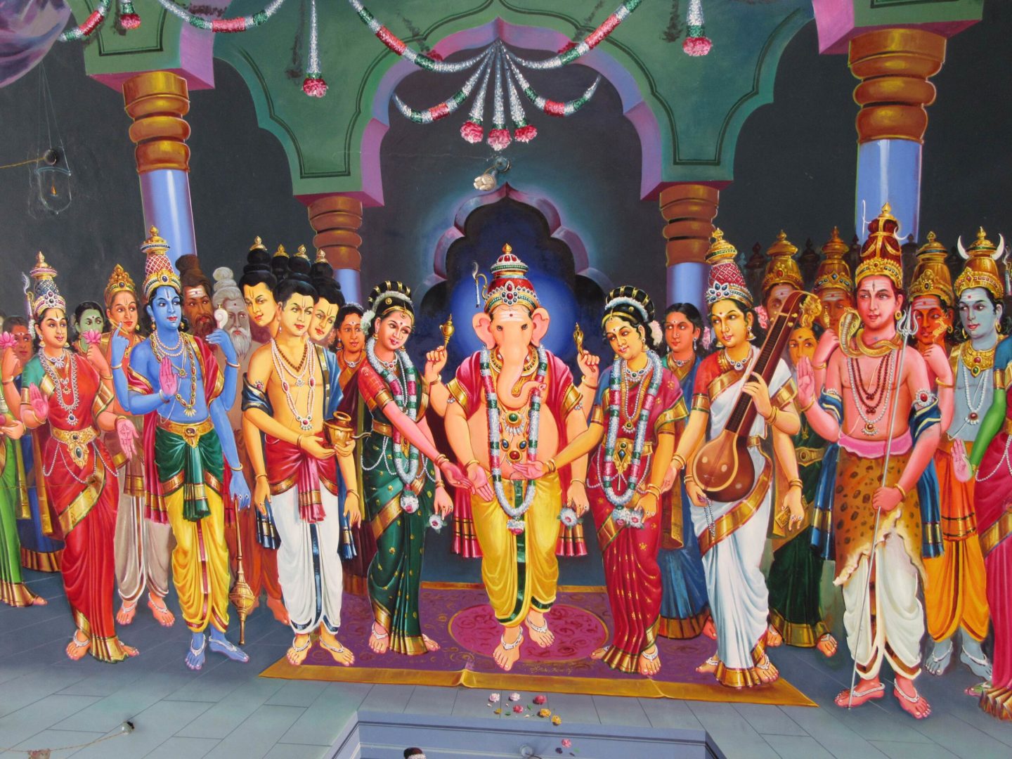 Wie auf dem Deckengemälde zu erkennen, ist der Tempel dem Gott Ganesha (mit Elefantenkopf) geweiht.