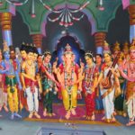 Wie auf dem Deckengemälde zu erkennen, ist der Tempel dem Gott Ganesha (mit Elefantenkopf) geweiht.