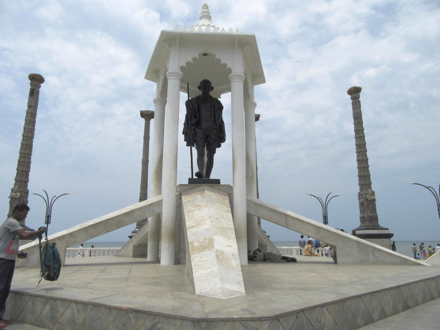 Heute steht der indische Unabhängigkeitskämpfer Mahatma Gandi im Zentrum der Strandpromeda. Früher stand hier eine Statue für einen französischen General-Gouverneur.